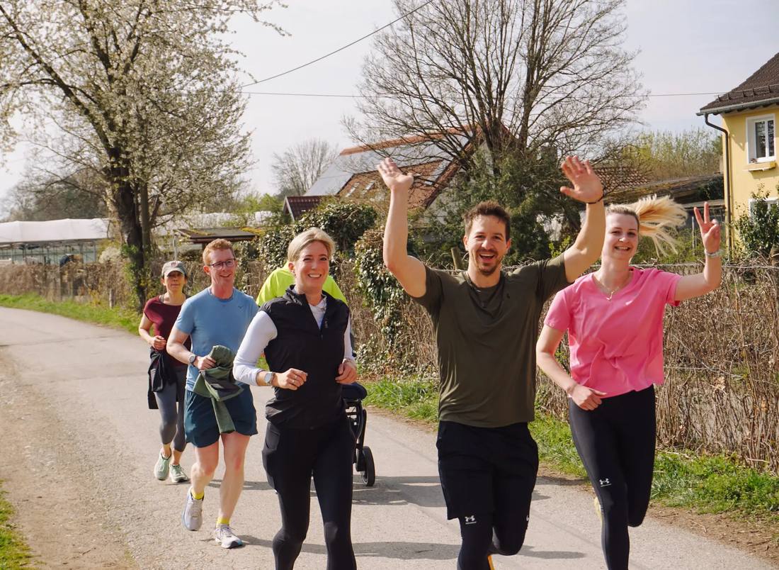 STRONGFIT Gruppentraining im Freien