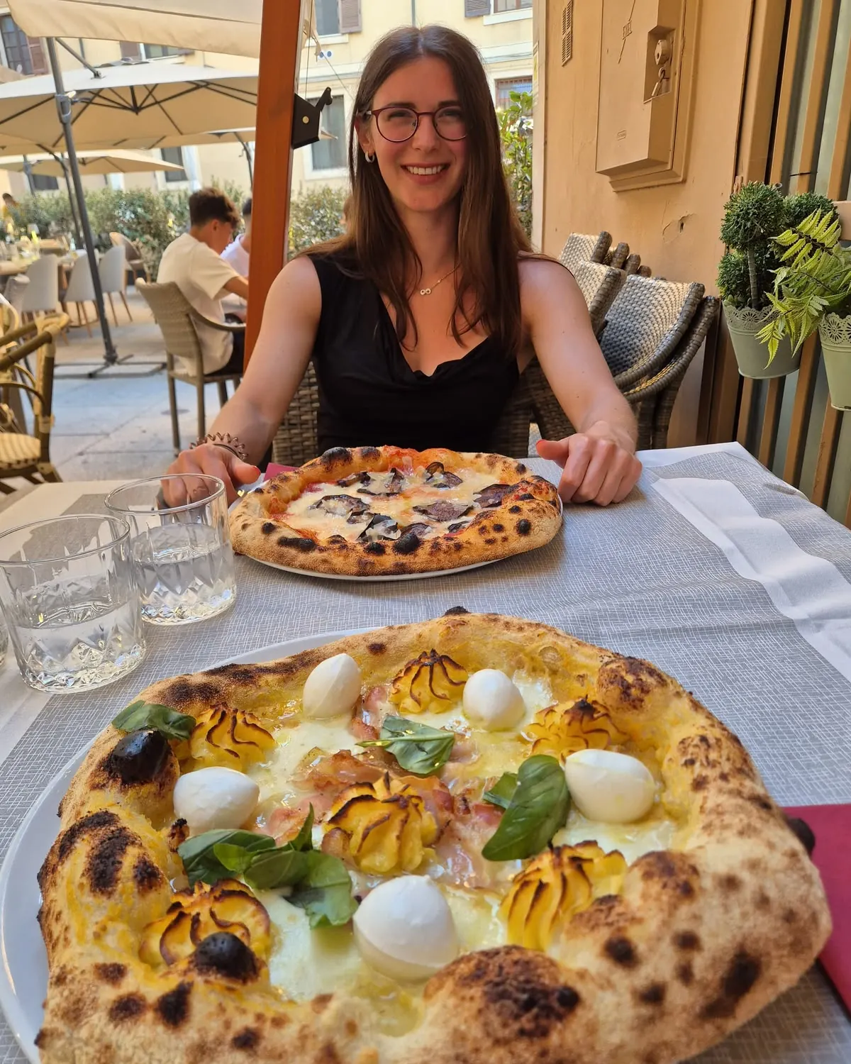 Paula Merk, Ernährungscoachin bei STRONGFIT, beim Essen in einem Restaurant